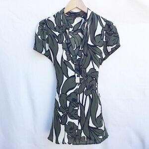 BCBGMAXAZRIA silk floral shortsleeve tie belt top.